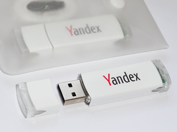 Белые флешки с логотипом Yandex