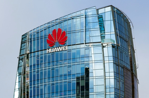 Прибыль Huawei упала вдвое в первом полугодии