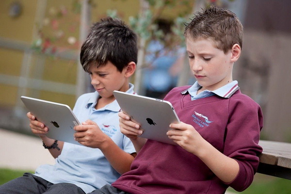 Подростки реже читают книги и выбирают тексты в интернете