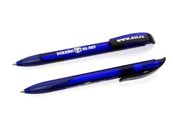 Нанесение логотипа компании Эскейп на синие ручки Senator Challenger Soft Clear