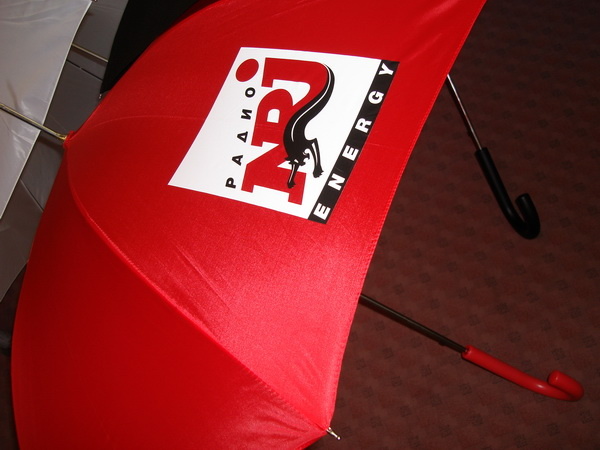 Красные зонты-трости с логотипом радио NRJ