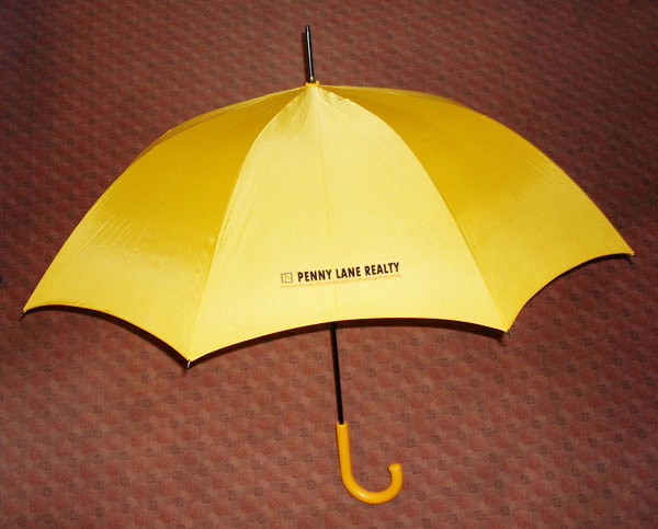 Желтые зонты с логотипом компании